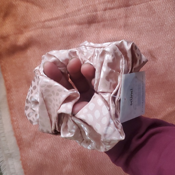 Scunci Collection Pink/Mauve Leopard Hair XL Scrunchie - Picture 4 of 5